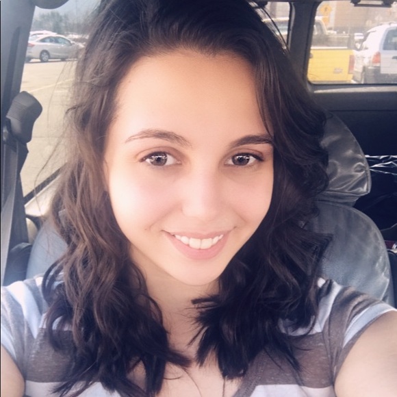 Meet your Posher, Makayla - Picture 2 of 3